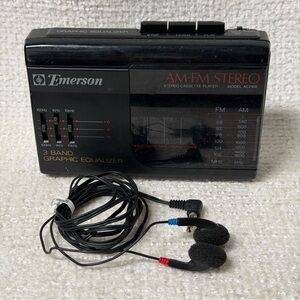 Vintage Emerson Walkman
AC2106 AM/FM Cassette
Player